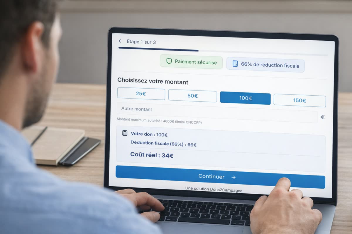Un homme remplit un formulaire de don en ligne sur un ordinateur portable