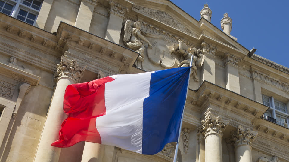 Une façade de mairie pavoisée du drapeau français