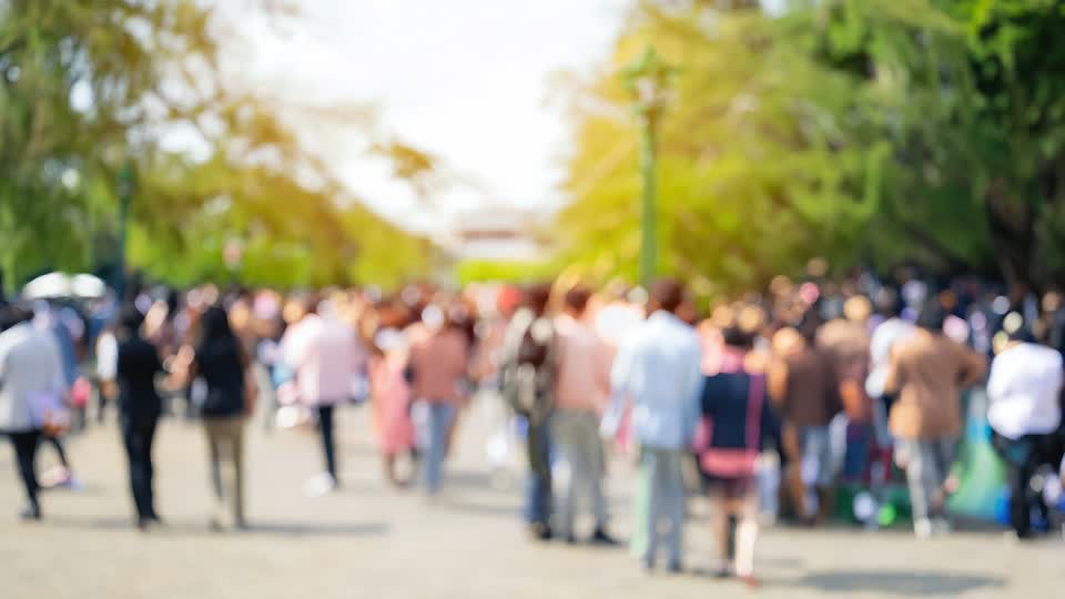Des passants dans un parc