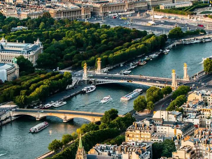 Paris vu du ciel : la Seine, le pont Alexandre-III et la place de la Concorde