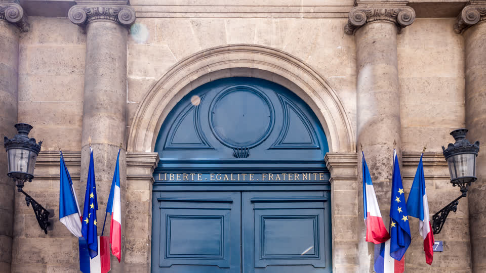 L'entrée du Sénat, drapeaux français et européens